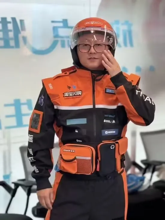 淘宝闪购骑手新工装曝光:印满阿里系品牌 logo,成“行走的广告牌”插图 淘宝闪购骑手新工装曝光:印满阿里系品牌 logo,成“行走的广告牌”插图