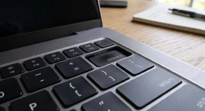 MacBook Pro M5 Max陷“散热门”:用户抱怨高负载下按键变形卡死插图 MacBook Pro M5 Max陷“散热门”:用户抱怨高负载下按键变形卡死插图