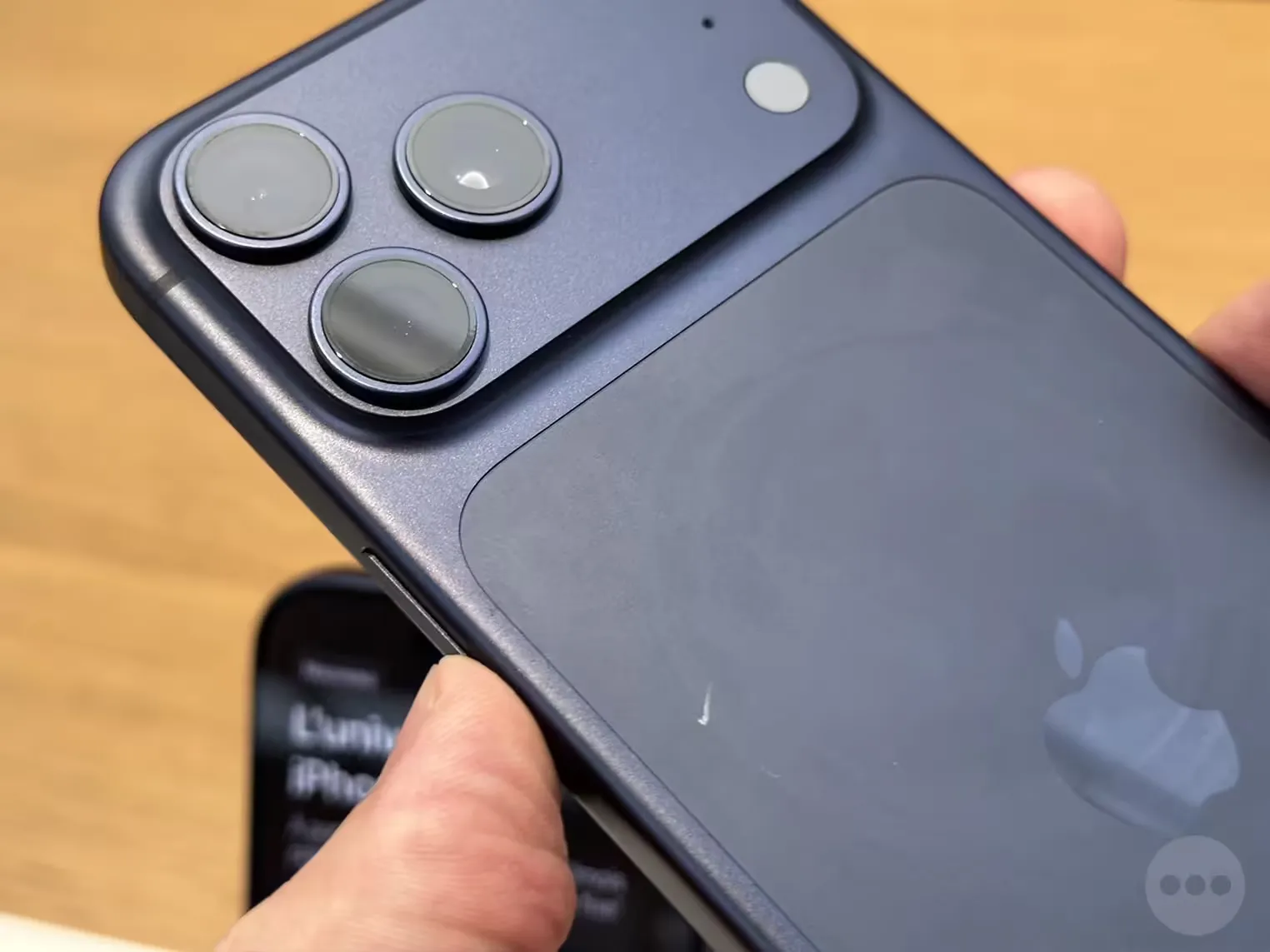 苹果回应 iPhone 17 Pro / Max 划痕争议,实为老旧 MagSafe 支架材料转移插图 苹果回应 iPhone 17 Pro / Max 划痕争议,实为老旧 MagSafe 支架材料转移插图
