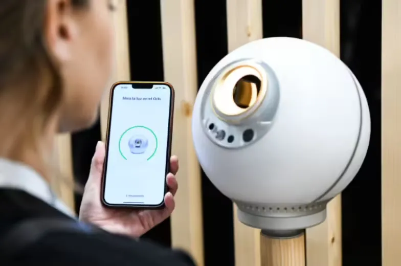 在 AI 时代如何证明你是人类，OpenAI 奥尔特曼推聊天应用 World 尝试虹膜识别插图