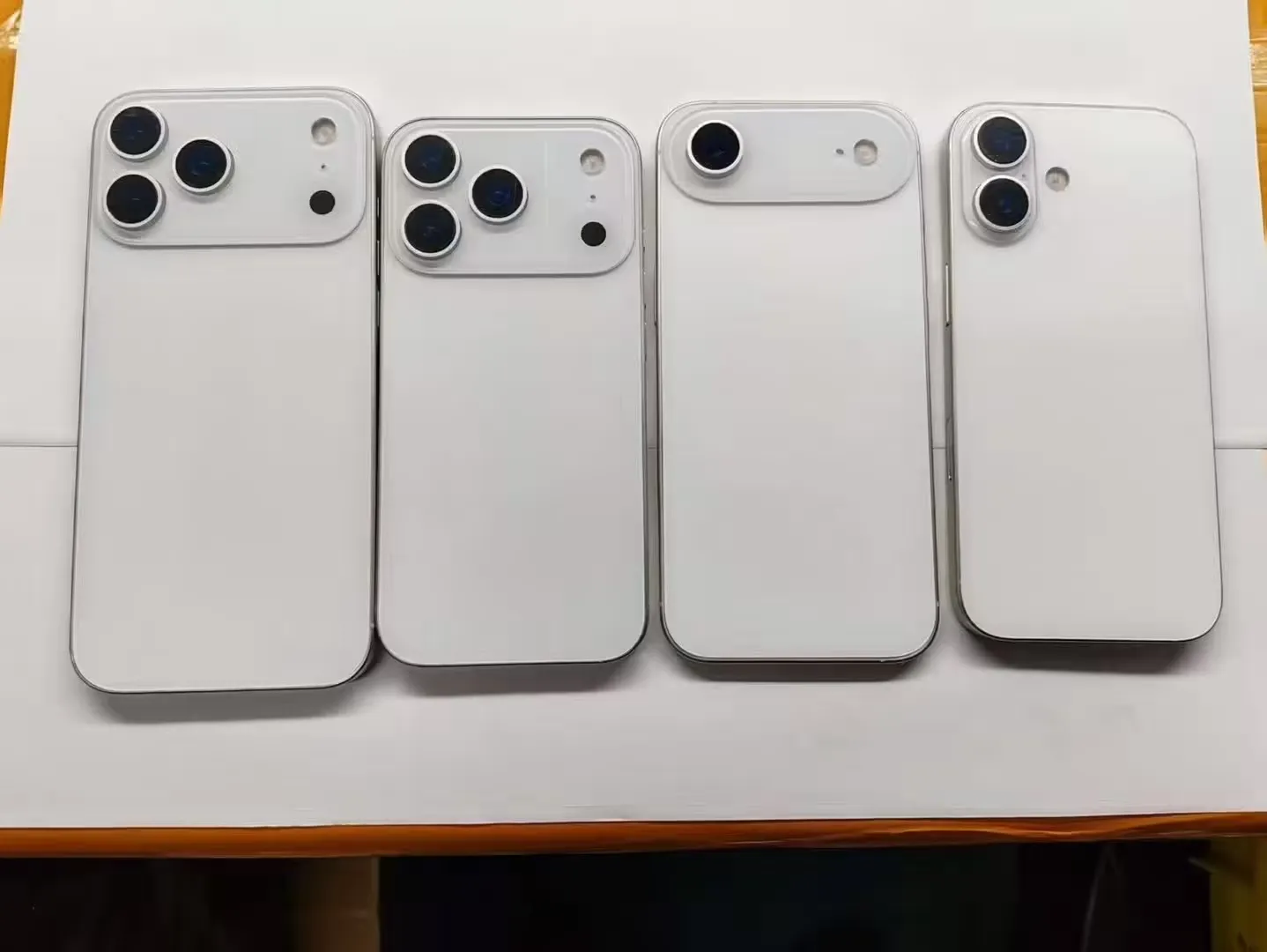 iPhone 17系列机模全家福曝光:标准版沿用经典、Air配长条跑道、Pro为横向大矩阵插图1 iPhone 17系列机模全家福曝光:标准版沿用经典、Air配长条跑道、Pro为横向大矩阵插图1